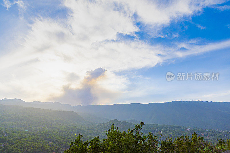 拉帕尔马火山喷发，Cumbre Vieja火山喷发口，Montaña de La Breña。火山喷发柱。